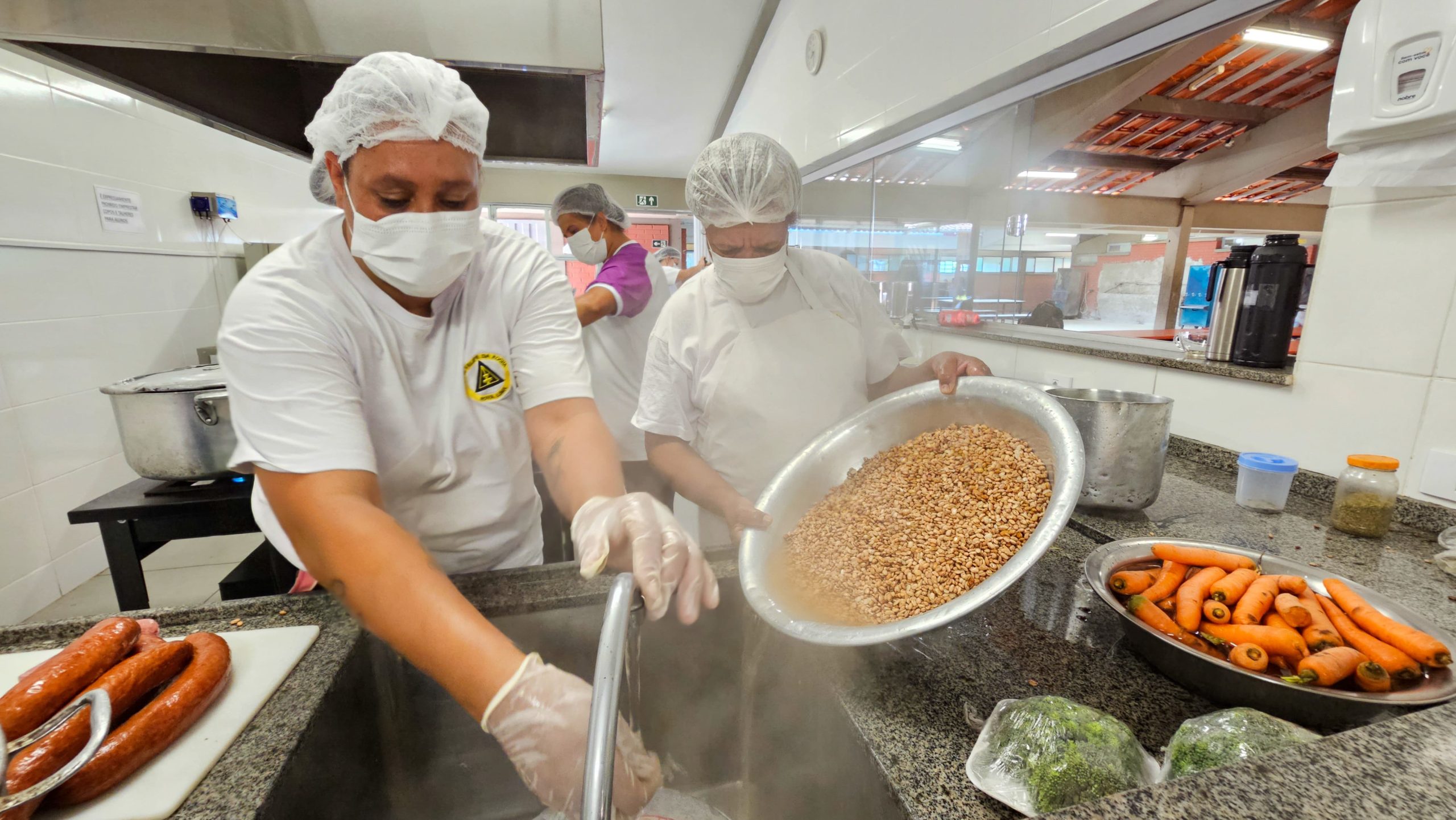 No dia da merendeira Rede Minas exibe sétimo episódio do reality Mestres da Merenda