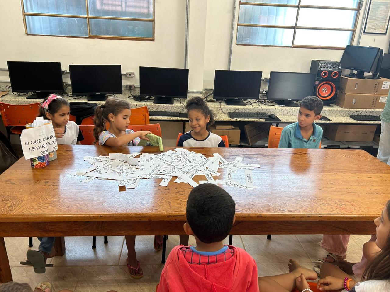 Estudantes da Escola Estadual Alzira Francisca Pereira participam de atividade emocional que marca encerramento do ano letivo