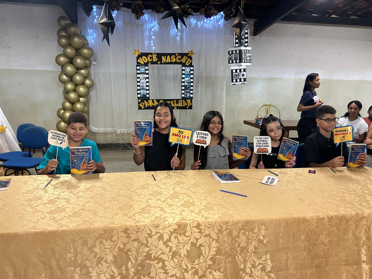 Estudantes de Escola Estadual lançam livro de poesias em Curvelo