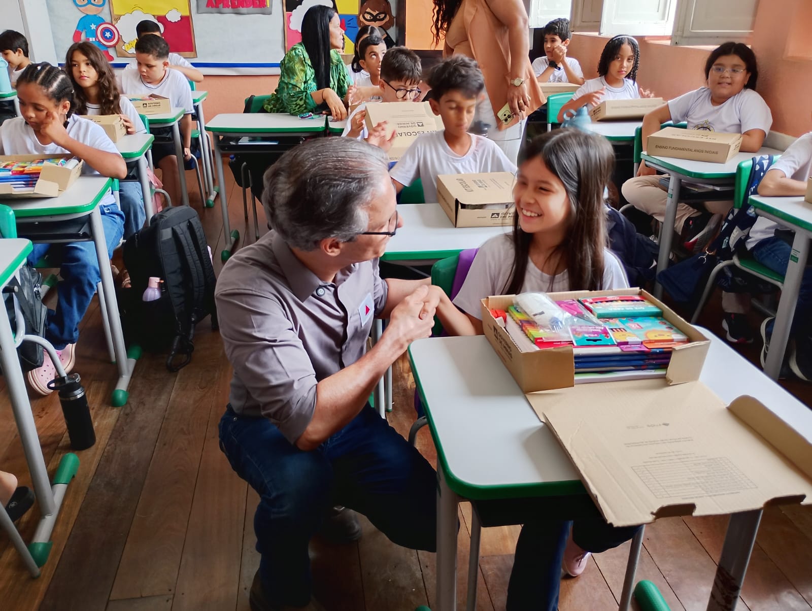 Governo de Minas realiza entrega de kits escolares em escola estadual de Paracatu