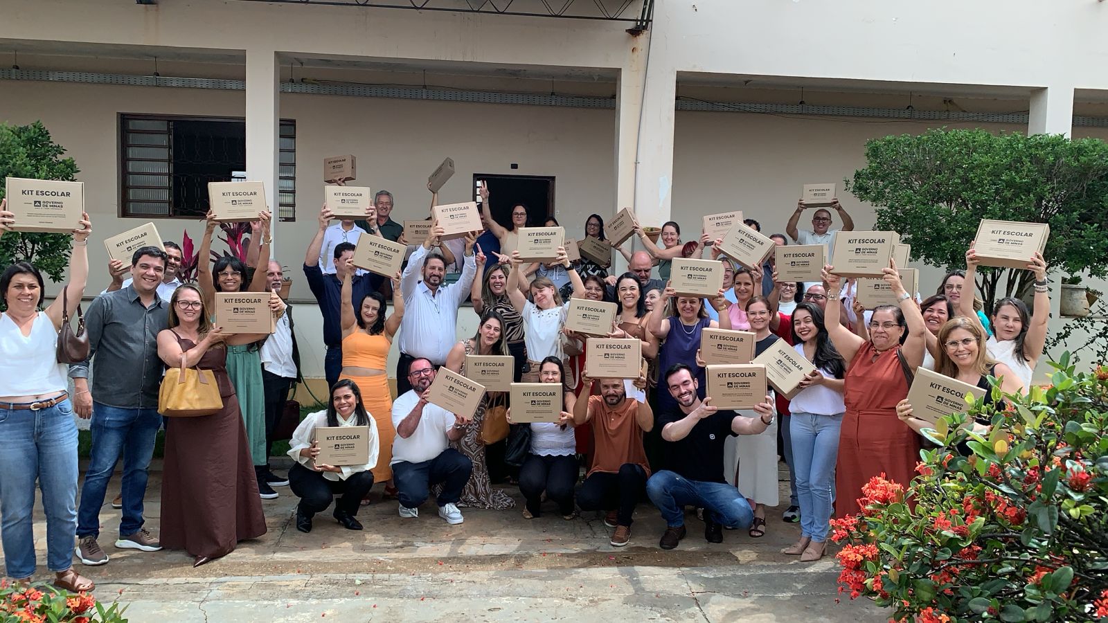 SEE/MG entrega kits escolares e acompanha programas pedagógicos em Patos de Minas