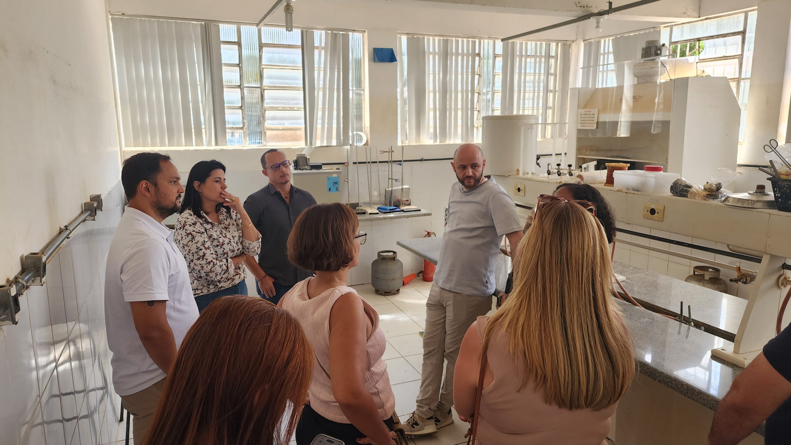 UEMG Ubá passa por vistoria da SEE/MG após biblioteca e laboratórios serem devastados pelas chuvas