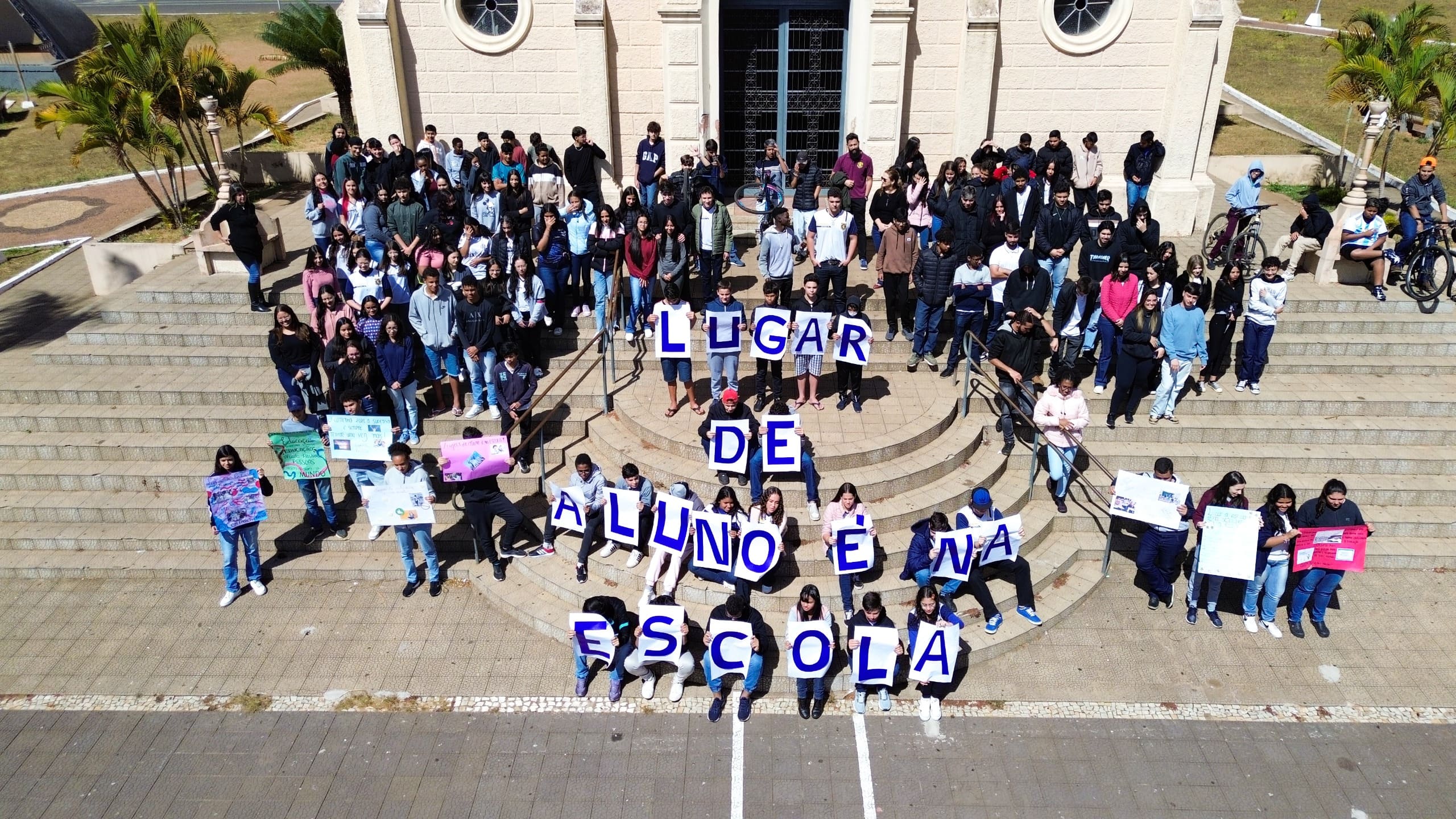 Busca Ativa fortalece permanência escolar e reduz em 50% abandono na rede estadual de Minas Gerais
