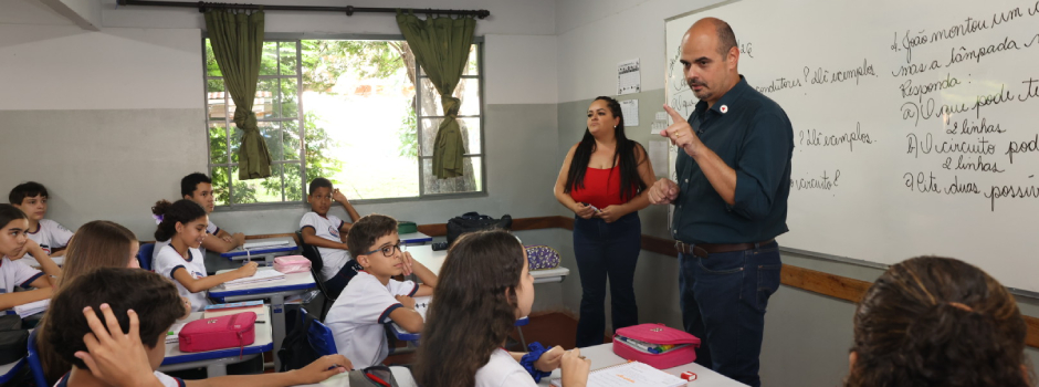 Governo de Minas vistoria obras estruturais e de modernização de escola em Abadia dos Dourados